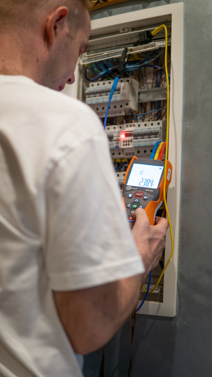 elektryk odbiera instalację elektryczną