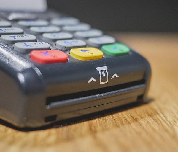 Zakaz sprzedaży i większy nadzór. Tych produktów nie kupią już nieletni-3523