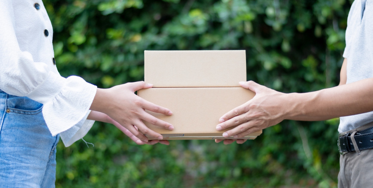 Pudełka fasonowe – czym różnią się od zwykłych kartonów?