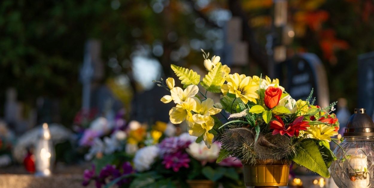 Jak zabezpieczyć dekoracje na grobie przed wiatrem i deszczem