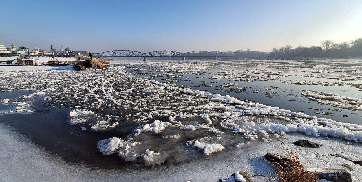 Lód brzegowy i śryż w Toruniu (zdj. R. Maszewski)