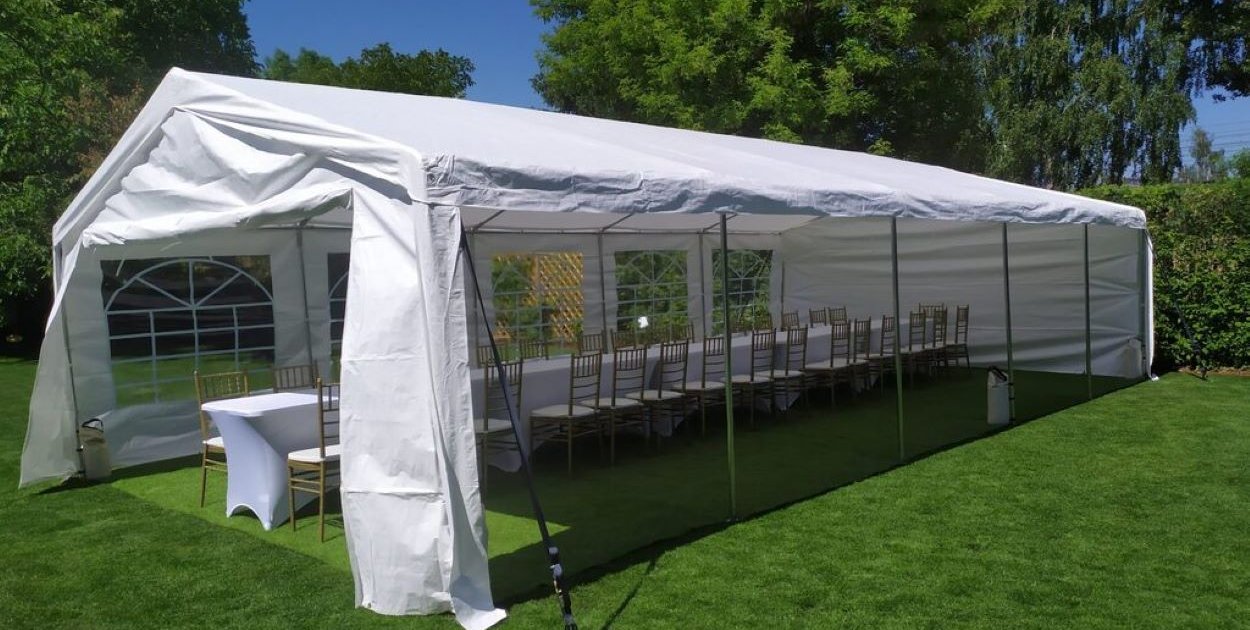 Wynajem namiotów na wesela i imprezy prywatne – na co zwrócić uwagę