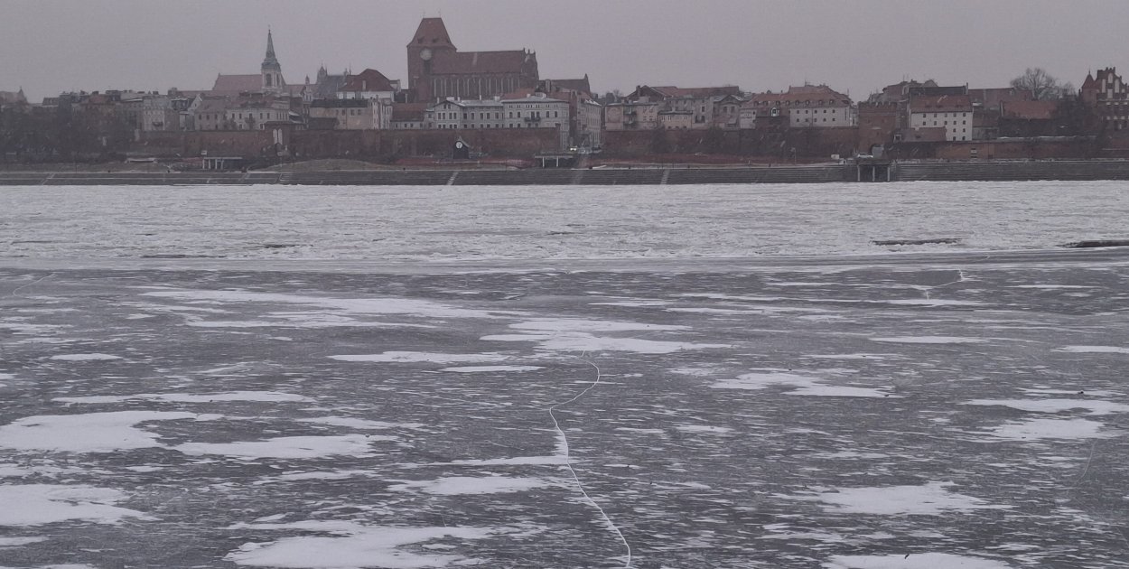 W Toruniu zamarzła Wisła